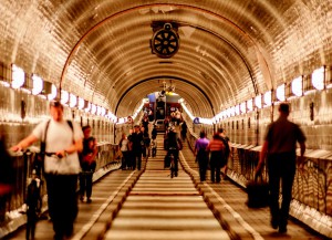 Passanten im Elbtunnel