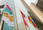 Flagge der Baukulturwerkstatt vor dem Hochhaus der Commerzbank