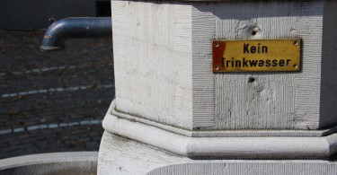 Stadtbrunnen ohne Wasser