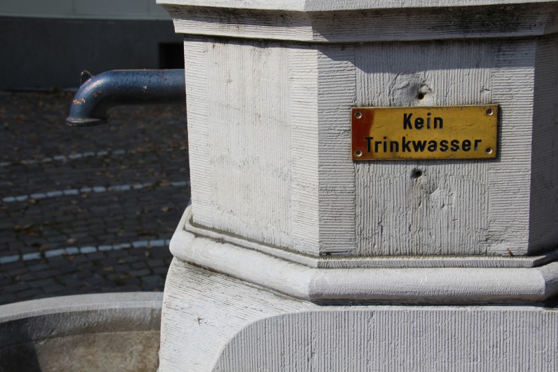 Stadtbrunnen ohne Wasser