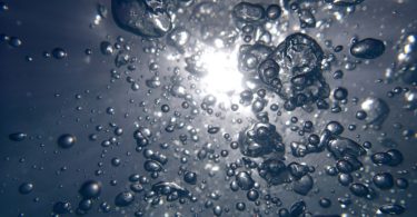 Mit feinkörnigem Eisenhydroxid lassen sich Schwermetalle aus Wasser entfernen.