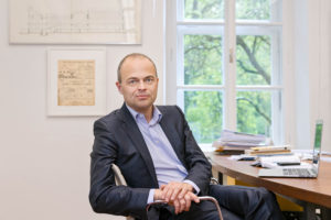Prof. Stephan Trüby. Stephan Trüby ist Professor für Architektur und Kulturtheorie