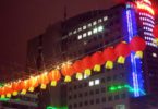 Lichtinstallation mit chinesischen Lampions auf dem Campus der Uni Jena