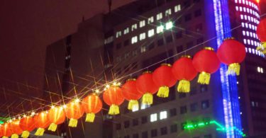 Lichtinstallation mit chinesischen Lampions auf dem Campus der Uni Jena