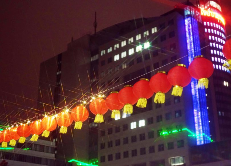 Lichtinstallation mit chinesischen Lampions auf dem Campus der Uni Jena