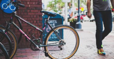 Radfahrer und Fußgänger im Straßenverkehr