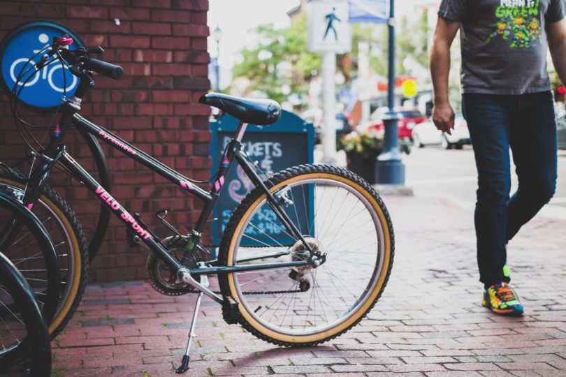 Radfahrer und Fußgänger im Straßenverkehr